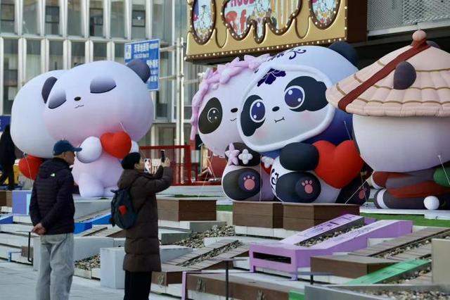 视点｜近百只“熊猫”空降朝外大街潮庙会点亮新春